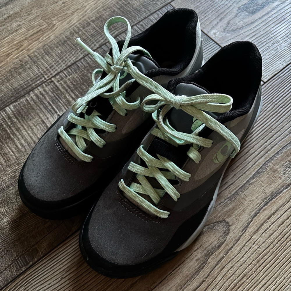 Pearl Izumi Black and Mint Spin/Cycling Shoes